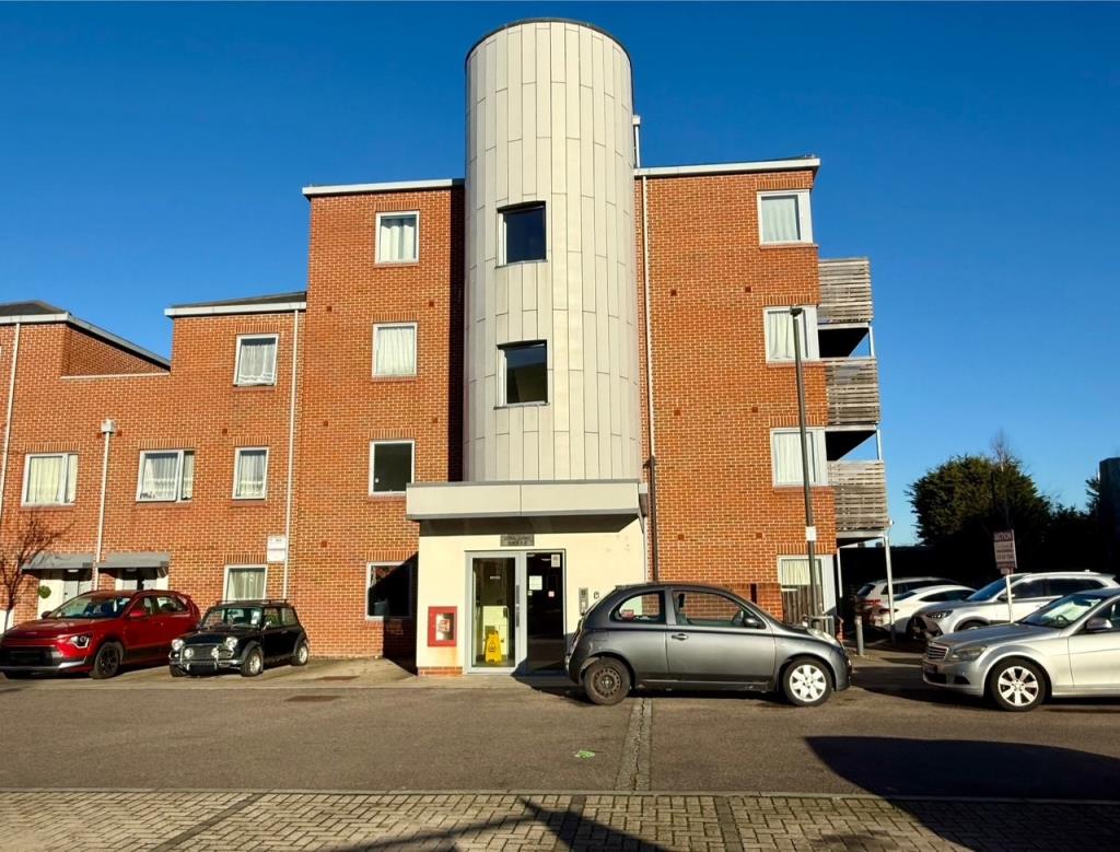 Lot: 114 - ONE-BEDROOM FLAT WITH BALCONY SITUATED IN CHADWELL HEATH. - Exterior photo of the block